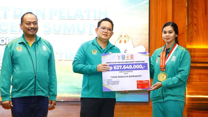 Pj Gubernur Jatim serahkan bonus untuk atlet