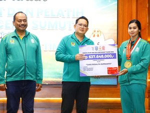 Pj Gubernur Jatim Serahkan Bonus Rp 160 M untuk Atlet dan Pelatih PON XXI