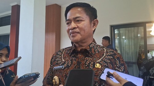 Pj Gubernur NTB, Hassanudin, saat diwawancarai di Pendopo Gubernur NTB, Kamis malam (12/12/2024). (Nathea Citra/detikBali)