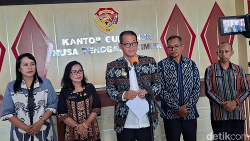 Pj Gubernur NTT, Andriko Noto Susanto, saat mengumumkan kenaikan UMP 2025 di kantor gubernur NTT, Kamis (12/12/2024). (Yufengki Bria/detikBali).