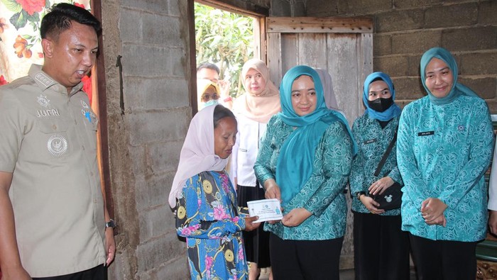 Pj TP PKK Kota Palembang, Dwi Wahyuni Cheka memberikan bantuan ke masyarakat Gandus