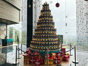 Pohon Natal Unik dari Ratusan Boneka Kancil, Simbol Berbagi untuk Sesama