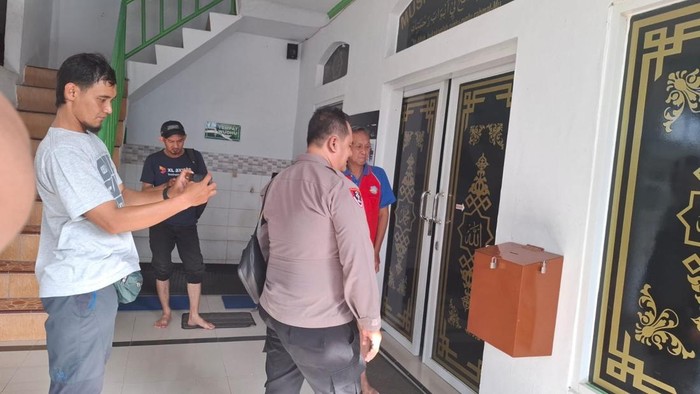 Polisi cek TKP pencurian isi kotak amal di musala Depok