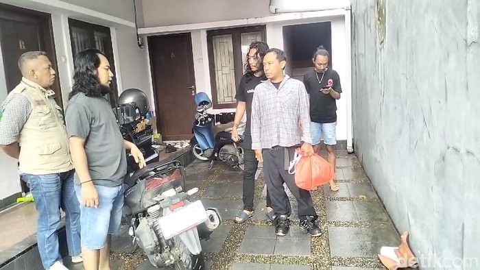 Polisi menangkap TD (47), terduga pelaku pelecehan seksual terhadap seorang karyawati toko elektronik di Makassar.