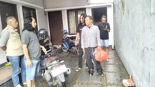 Polisi menangkap TD (47), terduga pelaku pelecehan seksual terhadap seorang karyawati toko elektronik di Makassar.