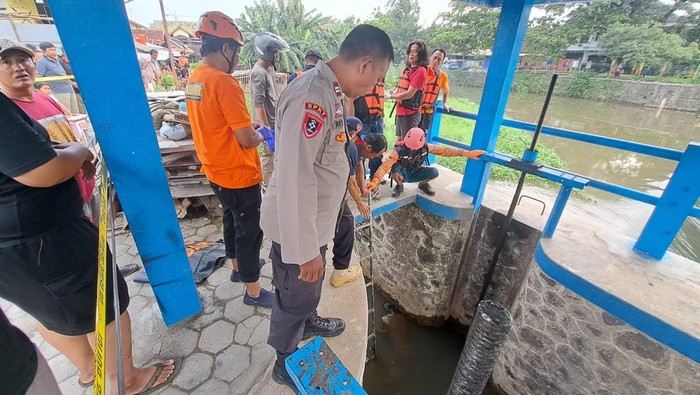Polisi mengecek TKP penemuan mayat di pintu air Bantul, Kamis (12/12/2024).