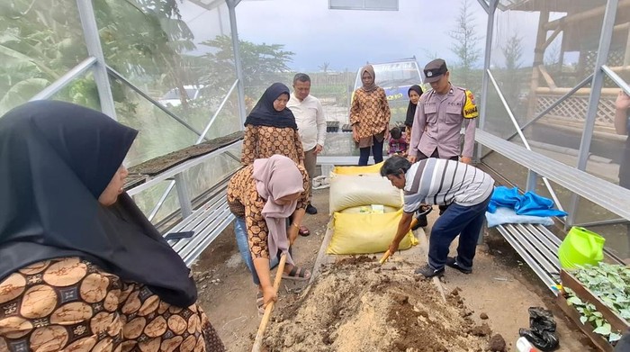 Polres Batu Gelar Edukasi Pekarangan Pangan Lestari di Desa Pandanrejo