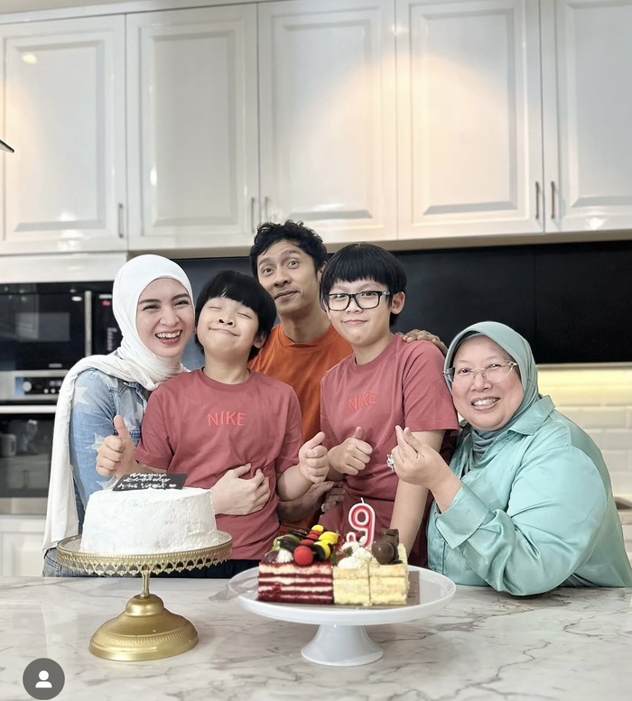 Potret Hangat Donita dan Adi Nugroho Saat Makan Bareng Potret Hangat Donita dan Adi Nugroho Saat Makan Bareng