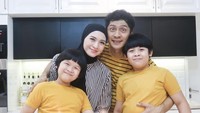Tahun lalu pun sama, pemain sinetron Cinta Fitri itu juga memberi kejutan kue ulang tahun untuk suami tercinta. Pasangan ini juga turut berkumpul bersama anak-anaknya. Foto: Instagram @donitabhubiy