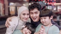 Momen kebersamaan lain ditunjukkan oleh pasangan suami-istri ini. Kali ini mereka sedang merayakan ulang tahun Donita. Kue dengan 4 macam rasa sudah disiapkan. Foto: Instagram @donitabhubiy