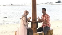 Pasangan selebriti yang menikah tahun 2014 itu sedang berada di pinggir pantai sembari menikmati segelas es. Sepertinya mereka minum kelapa segar ya? Foto: Instagram @donitabhubiy