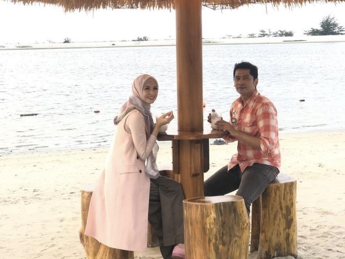Potret Hangat Donita dan Adi Nugroho Saat Makan Bareng Potret Hangat Donita dan Adi Nugroho Saat Makan Bareng