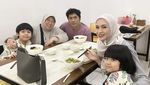 Potret Hangat Donita dan Adi Nugroho Saat Makan Bareng