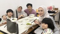Tidak berduaan saja, pasangan artis yang menikah usai 1,5 bulan lamaran itu juga kerap menunjukkan kebersamaan bersama anak-anak dan orang tua mereka. Ini saat mereka makan mie ayam bakso bersama. Foto: Instagram @donitabhubiy