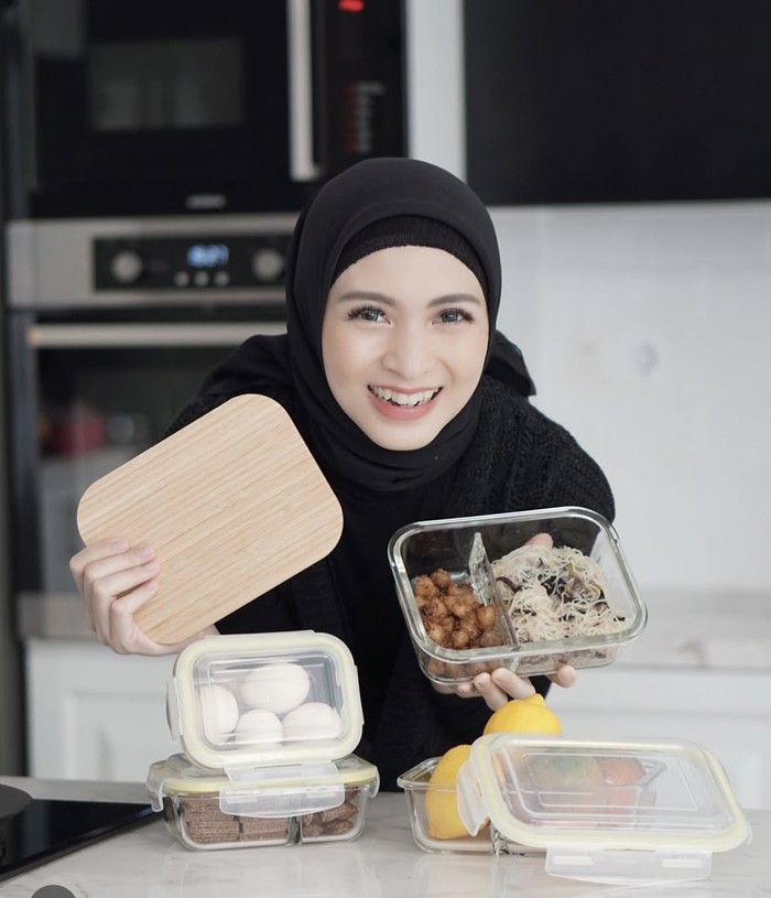 Potret Hangat Donita dan Adi Nugroho Saat Makan Bareng