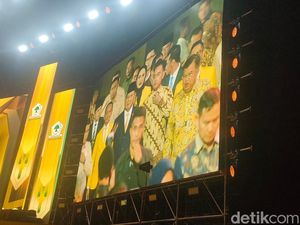 Bahlil Sapa Prabowo di HUT Golkar: Jas Boleh Hitam, tapi Dasi Tetap Kuning