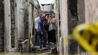 Kemudian, ia menuju lokasi kebakaran hebat di permukiman padat Kebon Kosong. 