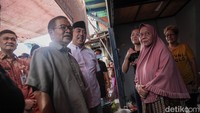 Pramono Anung menemui pengungsi kebakaran di Kebon Kosong, Kemayoran, Jakarta, Kamis (12/12/2024). Pramono mendengar keluh kesah pengungsi kebakaran. 