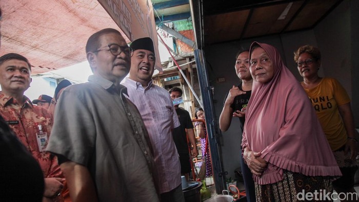 Calon gubernur Jakarta Pramono Anung bertemu dengan korban kebakaran di Kebon Kosong, Kemayoran, Jakarta. Pramono juga melihat puing-puing di lokasi kebakaran.