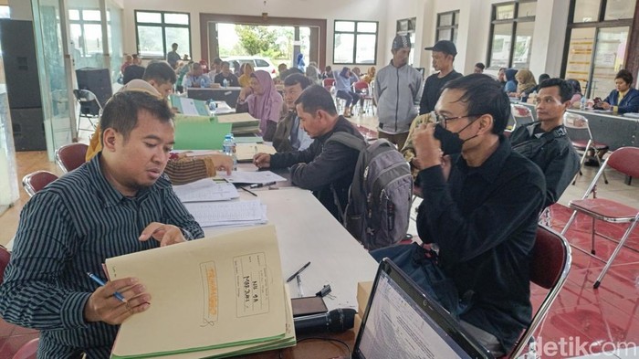 Proses pembayaran UGR tol Jogja-YIA di Kantor Kalurahan Trihanggo, Gamping, Sleman, Kamis (12/12/2024).