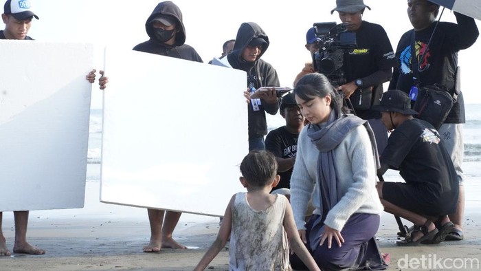 Proses syuting film Rindu yang Bertepi di Pantai Wisata Bedil Banyuwangi.