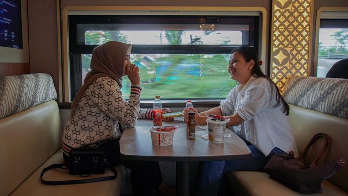 PT KAI Siapkan 45 Juta Kursi Jelang Libur Nataru Jelang libur Natal 2024 dan tahhun baru 2025, PT KAI menyiapkan 45 juta tempat duduk untuk mengantisipasi lonjakan penumpang.