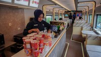 Petugas menyiapkan pesanan pelanggan di dalam gerbong restorasi atau gerbong makan kereta api Logawa, di Lumajang, Jawa Timur, Kamis (12/12/2024).