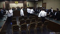 Hakim mengatakan sidang vonis digelar pada Jumat (13/12). Hakim memerintahkan 15 terdakwa kasus ini kembali ke sel tahanan. 