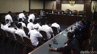 Hari ini Pak Jaksa dan Penasihat Hukum maupun Terdakwa, sedianya hari ini akan dibacakan putusan ya. Namun, karena sesuatu hal, khususnya untuk musyawarah belum tercapai. Selain itu, Ibu Sri, hakim anggota, juga sedang berhalangan, kata ketua majelis hakim Maryono di Pengadilan Tipikor Jakarta Pusat, Kamis (12/12/2024). 
