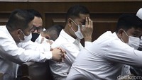 Majelis hakim menunda pembacaan putusan terhadap 15 terdakwa kasus pungli di Rutan KPK. 