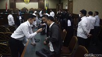 Sebelumnya, sidang tuntutan 15 terdakwa kasus dugaan pungli Rutan KPK digelar pada Senin (25/11). Jaksa meyakini 15 terdakwa kasus ini melanggar Pasal 12 huruf e UU Tindak Pidana Korupsi juncto Pasal 55 Ayat (1) ke-1 KUHP juncto Pasal 64 Ayat (1) KUHP. 