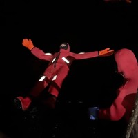 Tak hanya sekali, Raline mengungkapkan jika dirinya sempat melihat aurora beberapa kali. Tak hanya saat malam pertama, sepulangnya dari hutan, aurora juga kembali muncul di luar villa tempatnya menginap. Aurora juga kembali muncul saat Raline sedang mengikuti outbond arctic floating, mengapung ddi danau es. Foto: Instagram/@ralineshah