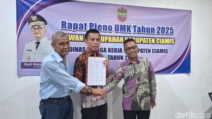 Rapat pleno penentuan kenaikan UMK Ciamis tahun 2025 di Kantor Disnaker Ciamis.