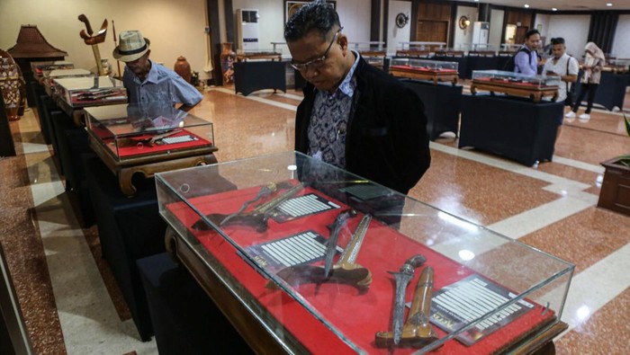 Ratusan Keris Zaman Mataram hingga Kamardikan Dipamerkan di Semarang Pengunjung mengamati koleksi keris dalam pameran Festival Keris 2024 di Gedung Gradhika Bhakti Praja, Semarang, Jawa Tengah, Kamis (12/12/2024). Pemerintah Provinsi Jawa Tengah berkolaborasi dengan Masyarakat Pusaka Nusantara menggelar ajang Festival Keris yang menampilkan ratusan koleksi tosan aji dari berbagai periode seperti Mataram, Tuban hingga Kamardikan untuk memberikan edukasi warisan pusaka khas Indonesia sekaligus memperingati 19 tahun keris berpredikat warisan budaya dunia dari UNESCO. ANTARA FOTO/Makna Zaezar/rwa.