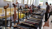 Pengunjung mengamati koleksi keris dalam pameran Festival Keris 2024 di Gedung Gradhika Bhakti Praja, Semarang, Jawa Tengah, Kamis (12/12/2024).