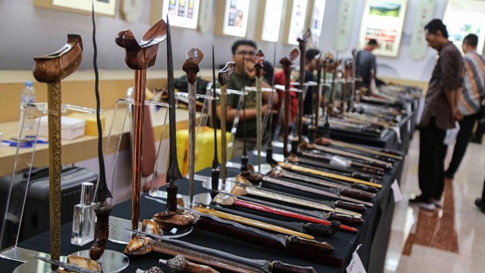 Ratusan Keris Zaman Mataram hingga Kamardikan Dipamerkan di Semarang Pengunjung mengamati koleksi keris dalam pameran Festival Keris 2024 di Gedung Gradhika Bhakti Praja, Semarang, Jawa Tengah, Kamis (12/12/2024). Pemerintah Provinsi Jawa Tengah berkolaborasi dengan Masyarakat Pusaka Nusantara menggelar ajang Festival Keris yang menampilkan ratusan koleksi tosan aji dari berbagai periode seperti Mataram, Tuban hingga Kamardikan untuk memberikan edukasi warisan pusaka khas Indonesia sekaligus memperingati 19 tahun keris berpredikat warisan budaya dunia dari UNESCO. ANTARA FOTO/Makna Zaezar/rwa.