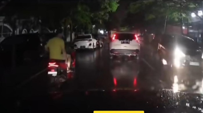 Rekaman kamera dasbor mobil Reni (42) merekam detik-detik kejadian kaca mobilnya pecah diduga dihantam pemotor.