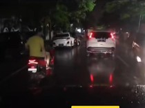 Meresahkan! Pemotor di Makassar Pecah Kaca Mobil di Jalanan Tanpa Alasan