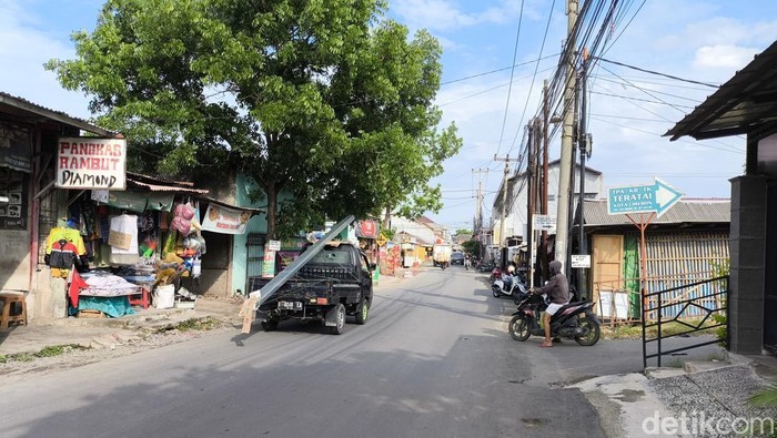 Ruas jalan Pramuka yang sudah diperbaiki dan ruas jalan Terusan Pemuda dan jalan Ciremai Raya yang belum diperbaiki