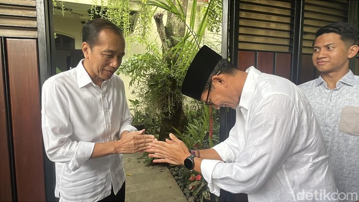 Sandiaga saat bersalaman dengan Jokowi di Solo, Kamis (12/12/2024).