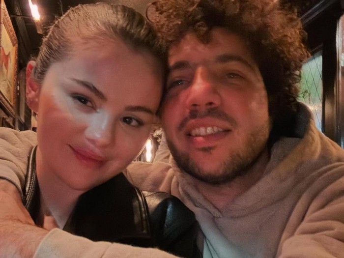 Selena Gomez dan Benny Blanco saat menonton pertandingan bola basket NBA antara Los Angeles Lakers dan Miami Heat pada Rabu, 3 Januari 2024, di Los Angeles.