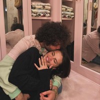 Selena Gomez mengejutkan penggemar dengan cincin tunangan marquise-cut 5 karat dari produser Benny Blanco. Cincin ini memiliki band emas yang dihiasi berlian kecil pavé-set, dengan total nilai sekitar US$ 1 juta (Rp 16 miliar). Cincin ini tidak hanya indah, tetapi juga melambangkan cinta mereka yang telah terjalin lebih dari setahun. (Foto: Instagram: @selenagomez)