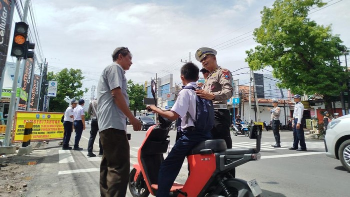 Partono saat memberikan sosialisasi kepada siswa pengendara sepeda listrik