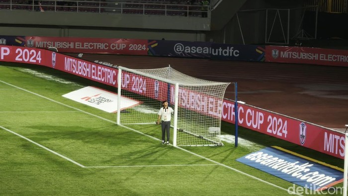 Pelatih Timnas Indonesia Shin Tae-yong, saat memeriksa gawang di Stadion Manahan Solo, Kamis (12/12/2024).