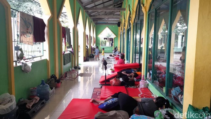 Suasana pengungsian warga terdampak banjir di Masjid Jabal Nur, Kecamatan Manggala, Kota Makassar.