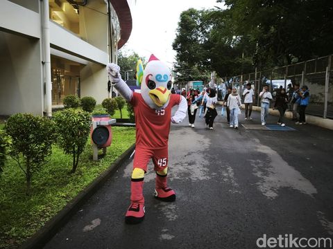 Suporter mulai berdatangan ke Stadion Manahan Solo jelang laga Indonesia Vs Laos, Kamis (12/12/2024)