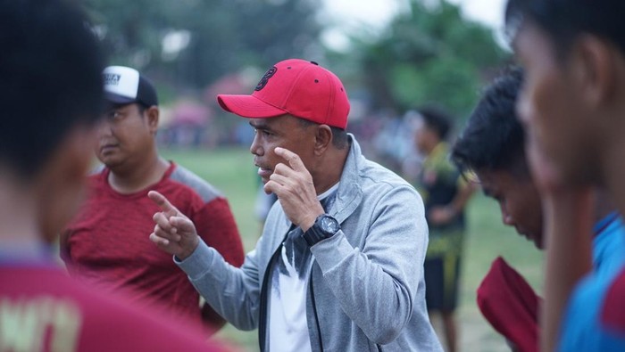 Syamsuddin Batola pelatih Persewangi saat melatih pemain di Banyuwangi