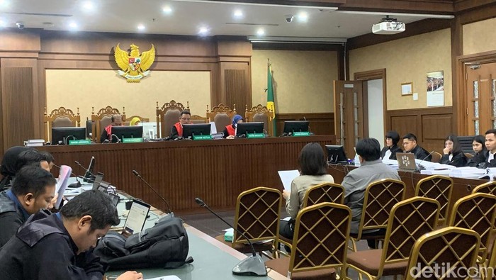 Terdakwa kasus dugaan korupsi pengelolaan timah, Helena Lim, menangis saat membela diri di persidangan sambil membawa-bawa julukan crazy rich. (Mulia/detikcom).