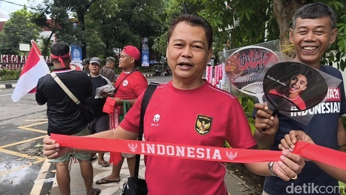 Pedagang pernak-pernik Timnas Indonesia yang berada di jalan Menteri Supeno, atau Utara Stadion Manahan Solo, Kamis (12/12/2024).
