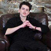 Perubahan gayanya tak lepas dari karakternya dalam film drama biografi ‘A Complete Unknown’, di mana dia berperan sebagai Bob Dylan muda. Foto: Adam Bettcher/Getty Images